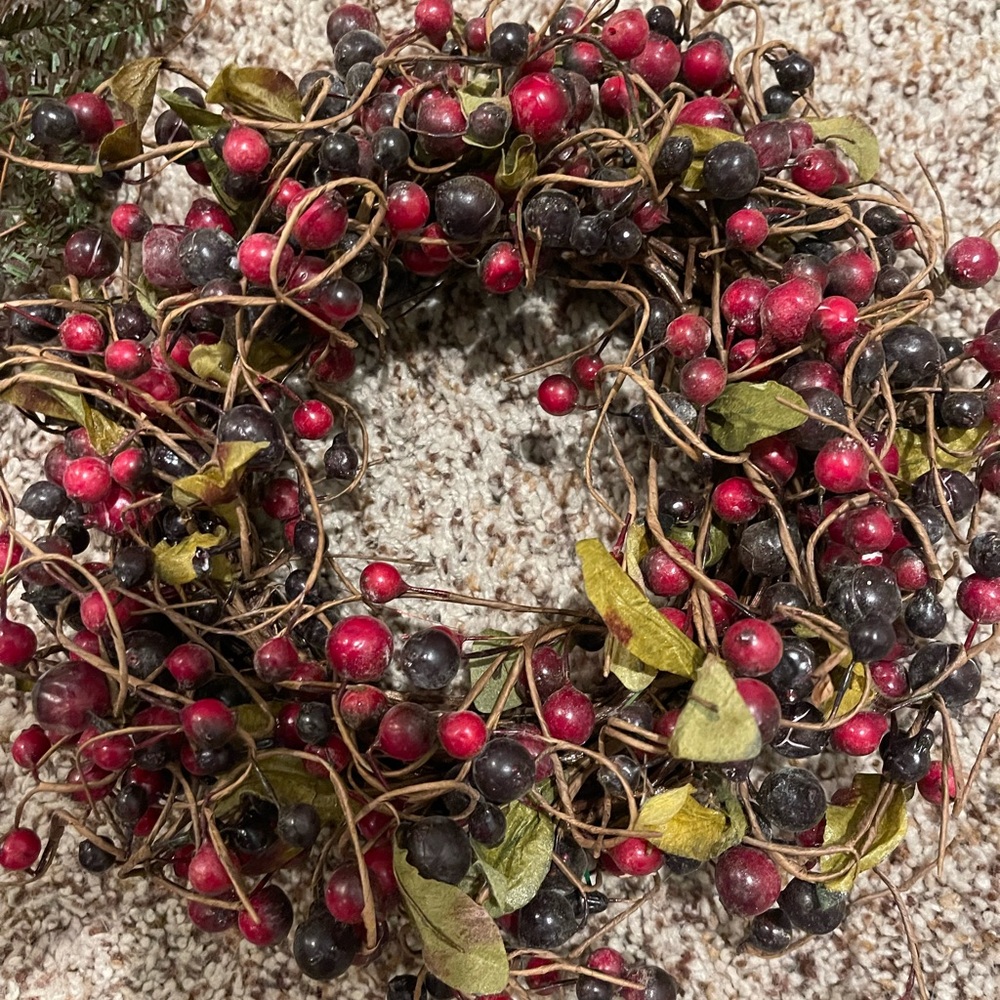 TWO SMALL HOLIDAY WREATHS - Picture 5 of 5